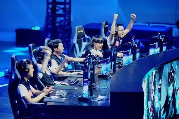 Ninjas in Pyjamas 和 Bilibili Gaming 在 LPL Split 2 2025 中取得了令人信服的胜利